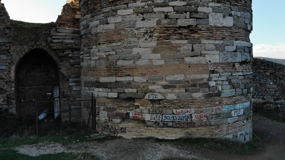 UNESCO listesindeki tarihi Yoros Kalesi harabeye döndü - 6