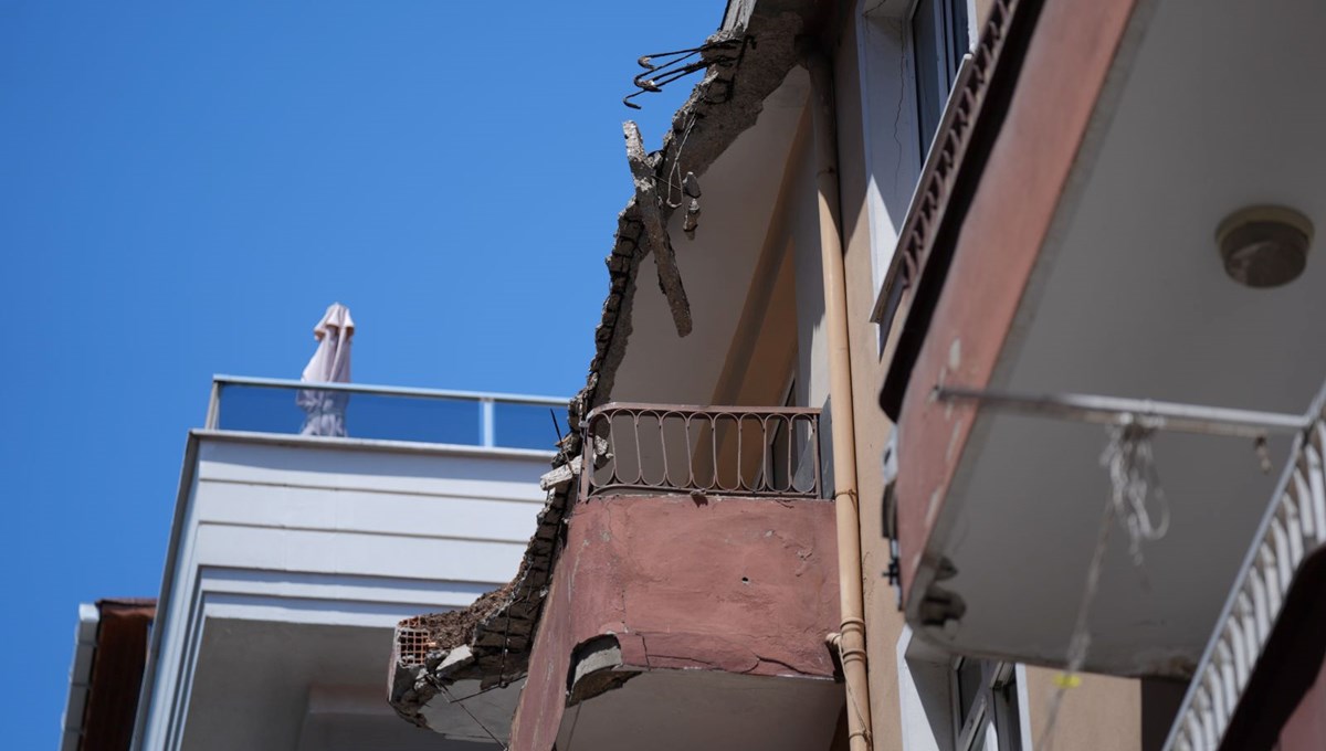 İstanbul'da 4 katlı binanın çatısı çöktü