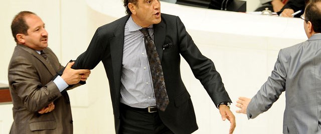 BDP'li Sakık AK Parti'li Kiler'e vazo fırlattı | NTV