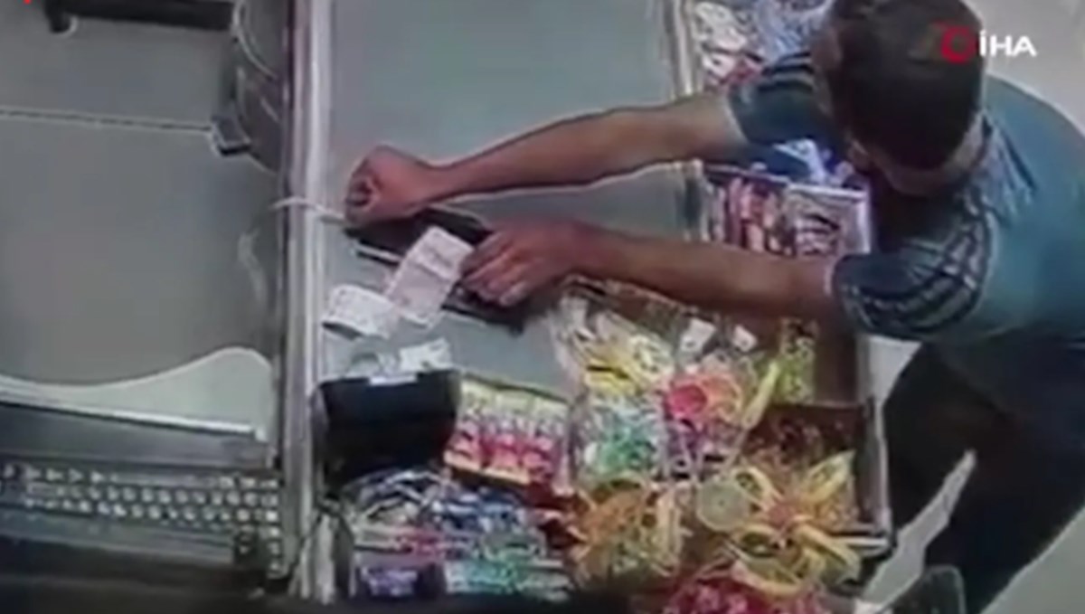 Esenyurt'ta market sahibinin telefonu böyle çalındı Esenyurt'ta market sahibinin telefonu böyle çalındı
