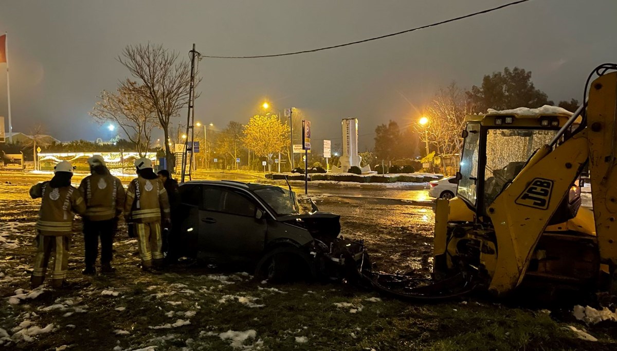 İstanbul'da otomobil iş makinesine çarptı, 2 kişi yaralandı