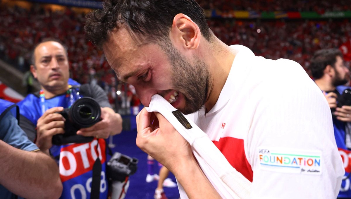 Maçtan sonra gözyaşlarına boğulan Hakan Çalhanoğlu: Keşke geri çekilmeseydik Maçtan sonra gözyaşlarına boğulan Hakan Çalhanoğlu: Keşke geri çekilmeseydik