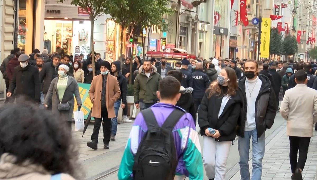 Yılbaşına saatler kala Eminönü ve İstiklal Caddesi'nde yoğunluk