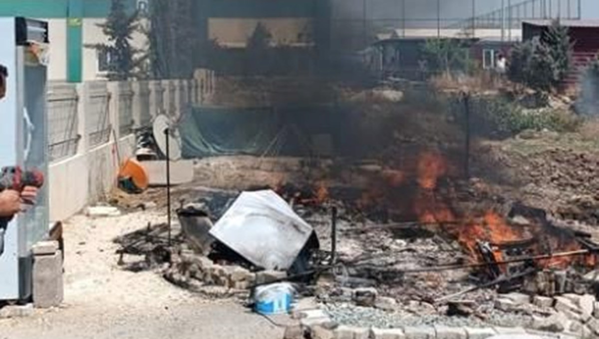 Depremzedelerin kaldığı çadırda yangın Depremzedelerin kaldığı çadırda yangın