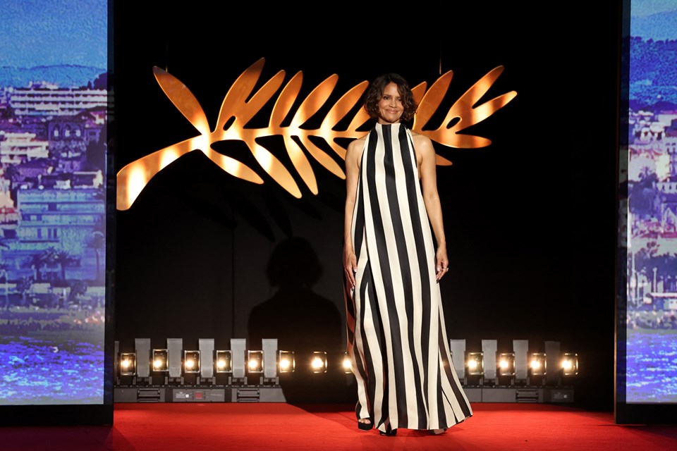 Kıyafet yasağına uydu! Halle Berry elbisesini değiştirmek zorunda kaldı - 1
