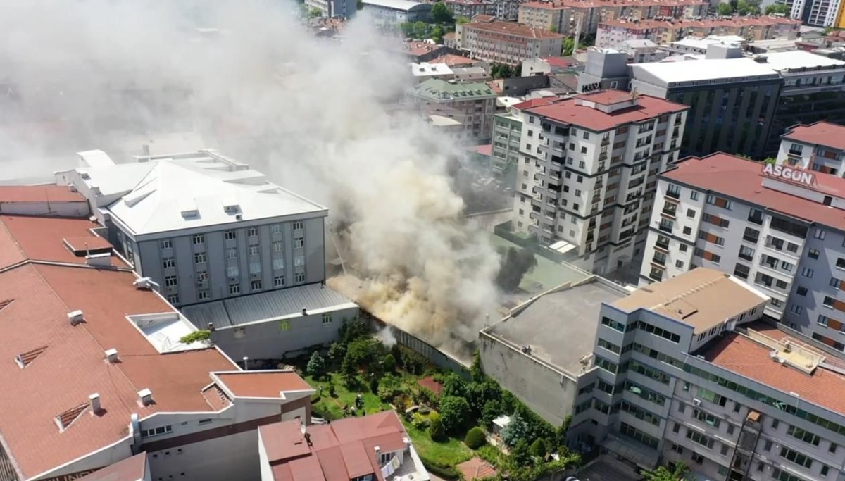 Sultangazi'de tekstil atölyesinde yangın: Alevler bitişikteki ayakkabı imalathanesine sıçradı