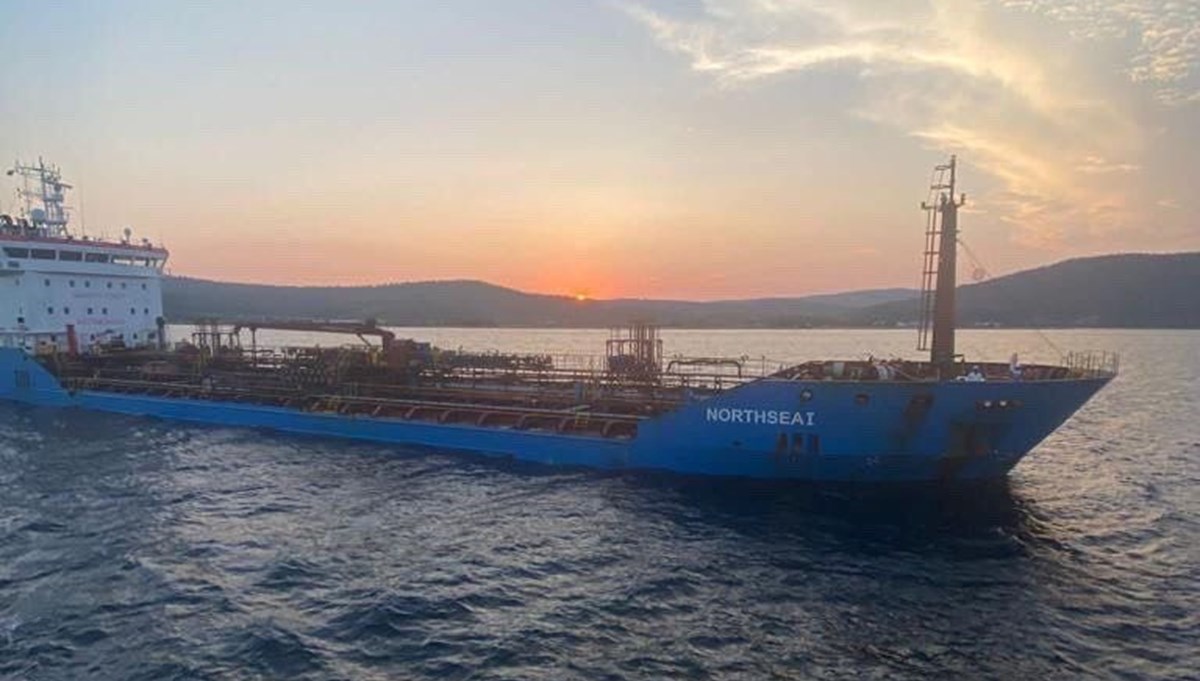 Çanakkale Boğazı'nda arızalanan gemi demirletildi Çanakkale Boğazı'nda arızalanan gemi demirletildi