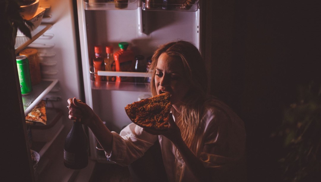 Девушка кушает ночью. Девушка кушает ночью. Ночной обжор. Девушка ест ночью. Она кушает ночью.