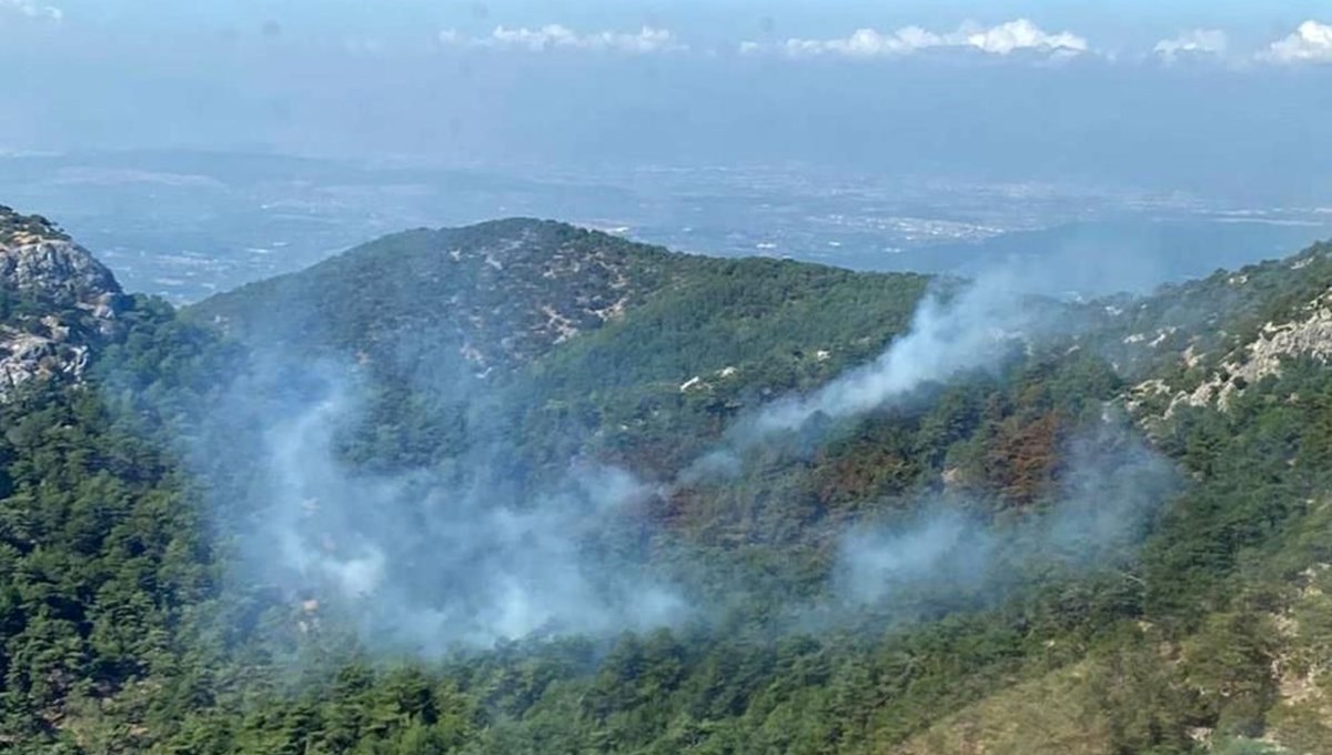 İzmir’de orman yangını (Kısmen kontrol altına alındı) İzmir’de orman yangını (Kısmen kontrol altına alındı)