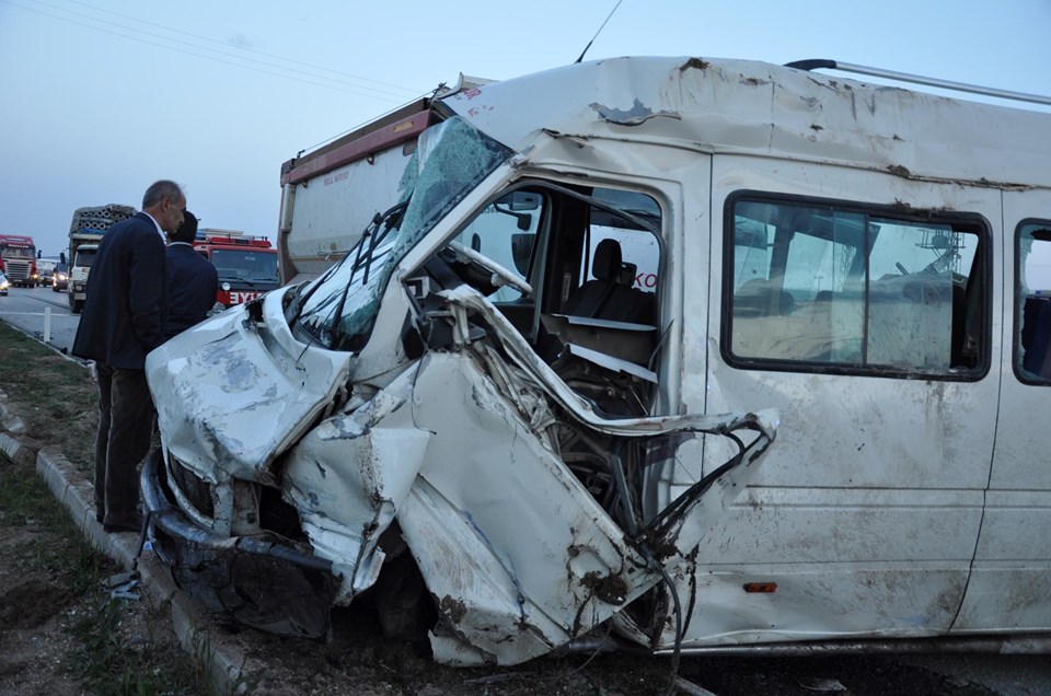 Yozgat'ta servis minibüsüyle otomobil çarpıştı: 3 ölü - 2