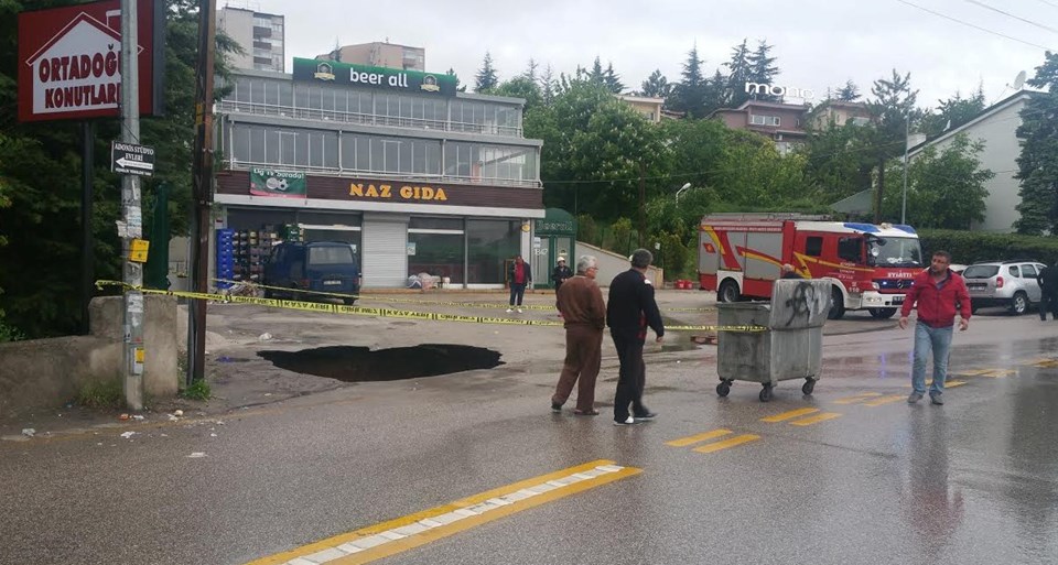 Ankara'da çöken yola önce otomobil sonra kamyon düştü - 2