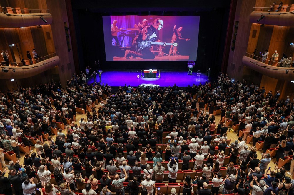 Sanatçı Özkan Uğur'a veda! Özkan Uğur için AKM'de tören düzenlendi - 1