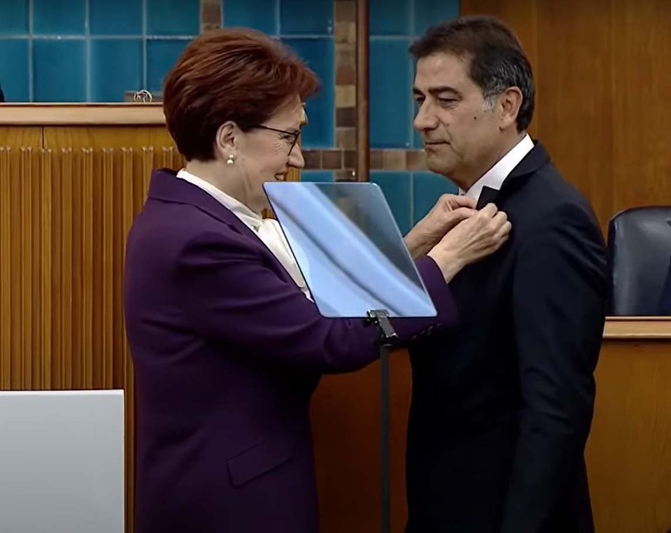 Akşener Gökhan Zan'a rozetini taktı - 1