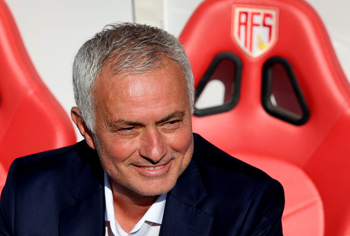 Benfica Teknik Direktörü Jose Mourinho, takımının başında çıktığı ilk maçta kulübedeki yerini aldı.