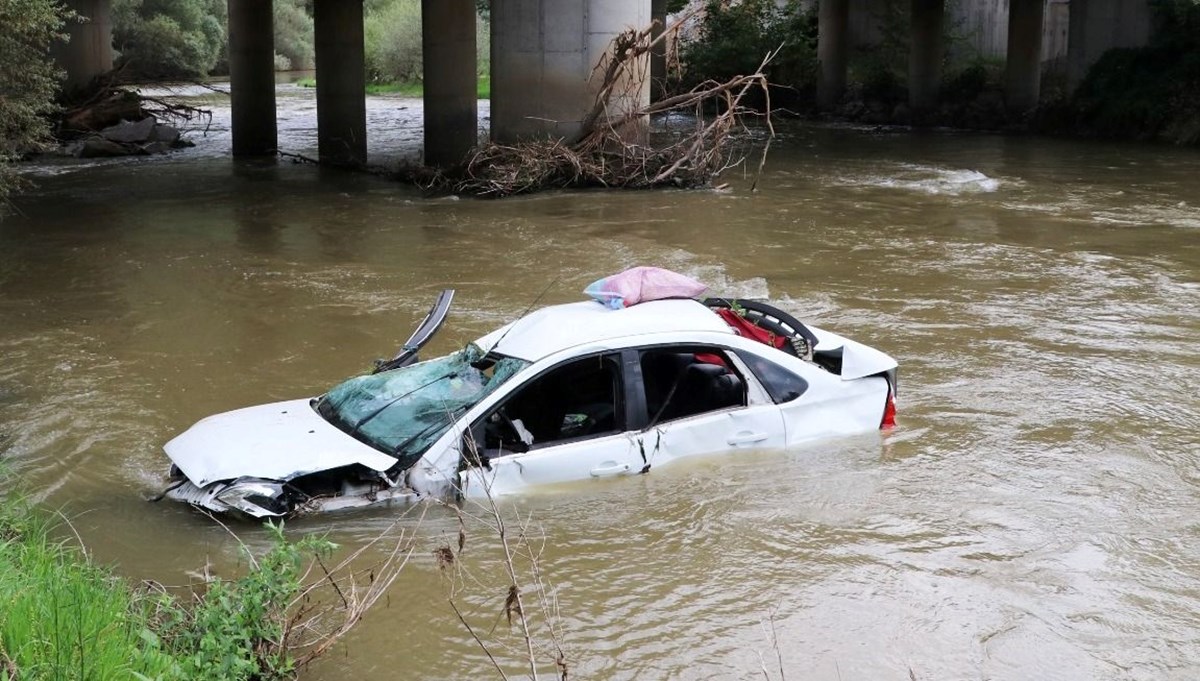 Amasya'da Yeşilırmak'a düşen otomobildeki 5 kişi yaralandı