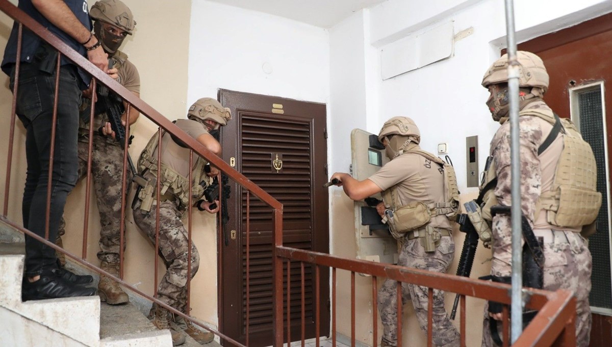Mersin'de yasa dışı bahis operasyonu: 18 kişi tutuklandı Mersin'de yasa dışı bahis operasyonu: 18 kişi tutuklandı