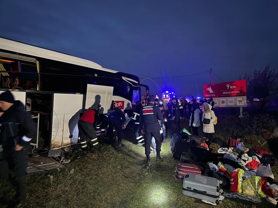 Çanakkale'de Kontrolden Çıkan Otobüs Şarampole Yuvarlandı: Facia Kıl Payı Atlatıldı 70