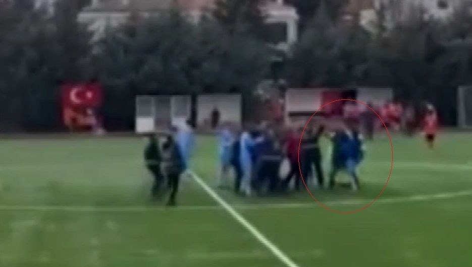 Uzatma dakikalarında gol geldi, futbolcular hakemlere saldırdı: Tekme ve yumruklar havada uçuştu