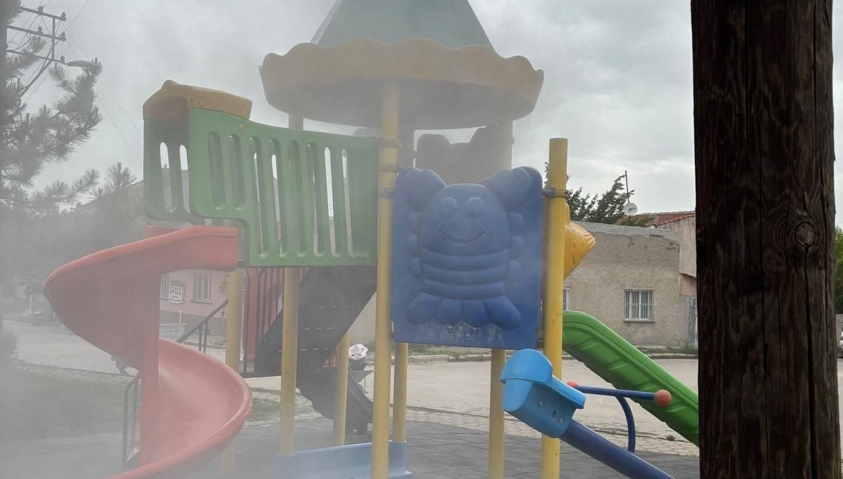 Çocukların oyun parkında yaktığı ateş vatandaşlar tarafından söndürüldü Çocukların oyun parkında yaktığı ateş vatandaşlar tarafından söndürüldü