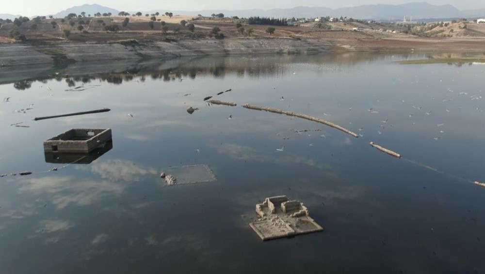 Barajda sular çekildi köyün kalıntıları ortaya çıktı - 4