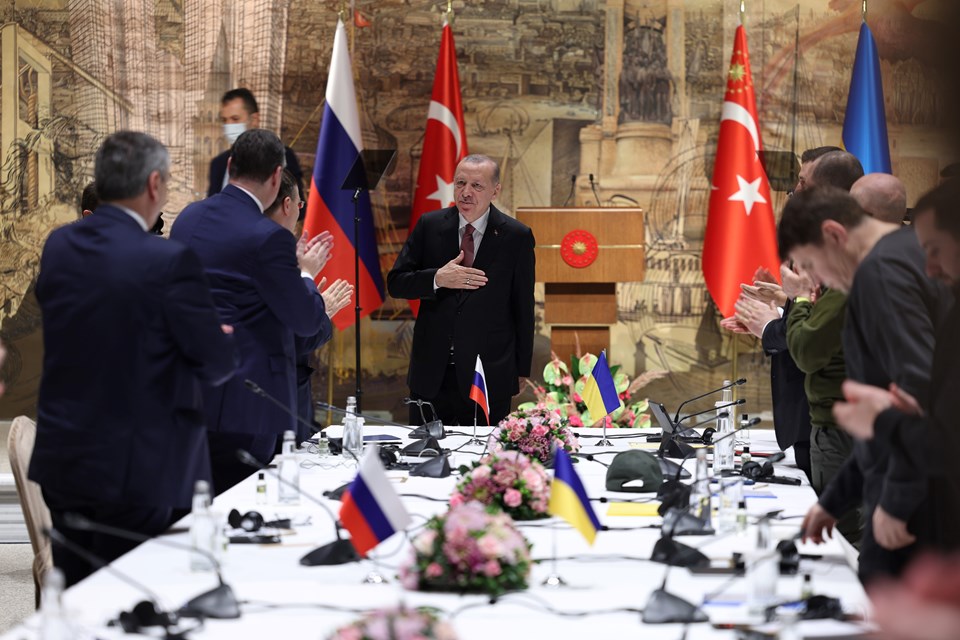Cumhurbaşkanı Recep Tayyip Erdoğan, Dolmabahçe Ofis'te yapılan Rusya-Ukrayna Müzakere Heyetleri Toplantısı'na katıldı.