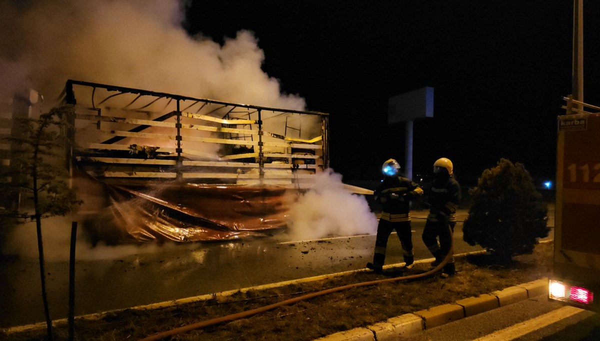 Erzincan'da mobilya yüklü TIR alev aldı