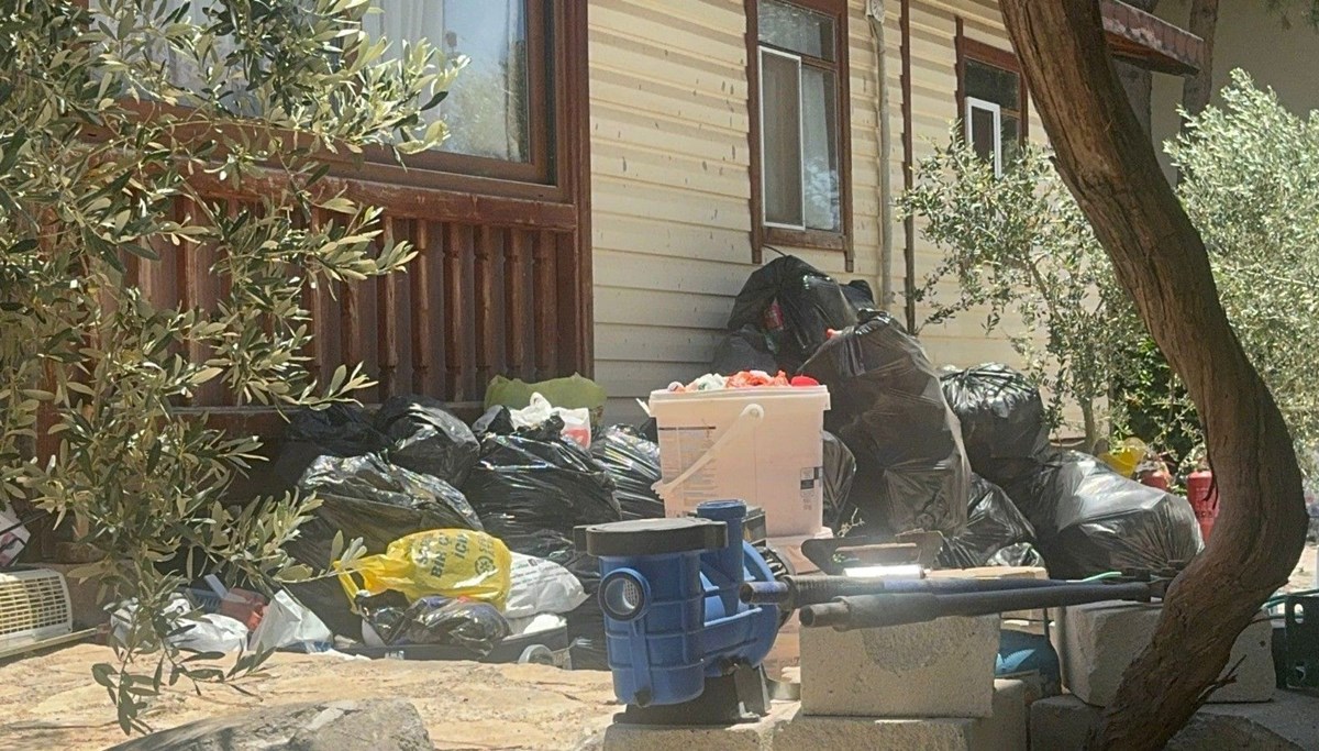 Muğla'da çevreye yayılan kötü koku ekipleri harekete geçirdi! Çöp evin içinden çıkanları gören şaşırdı Muğla'da çevreye yayılan kötü koku ekipleri harekete geçirdi! Çöp evin içinden çıkanları gören şaşırdı