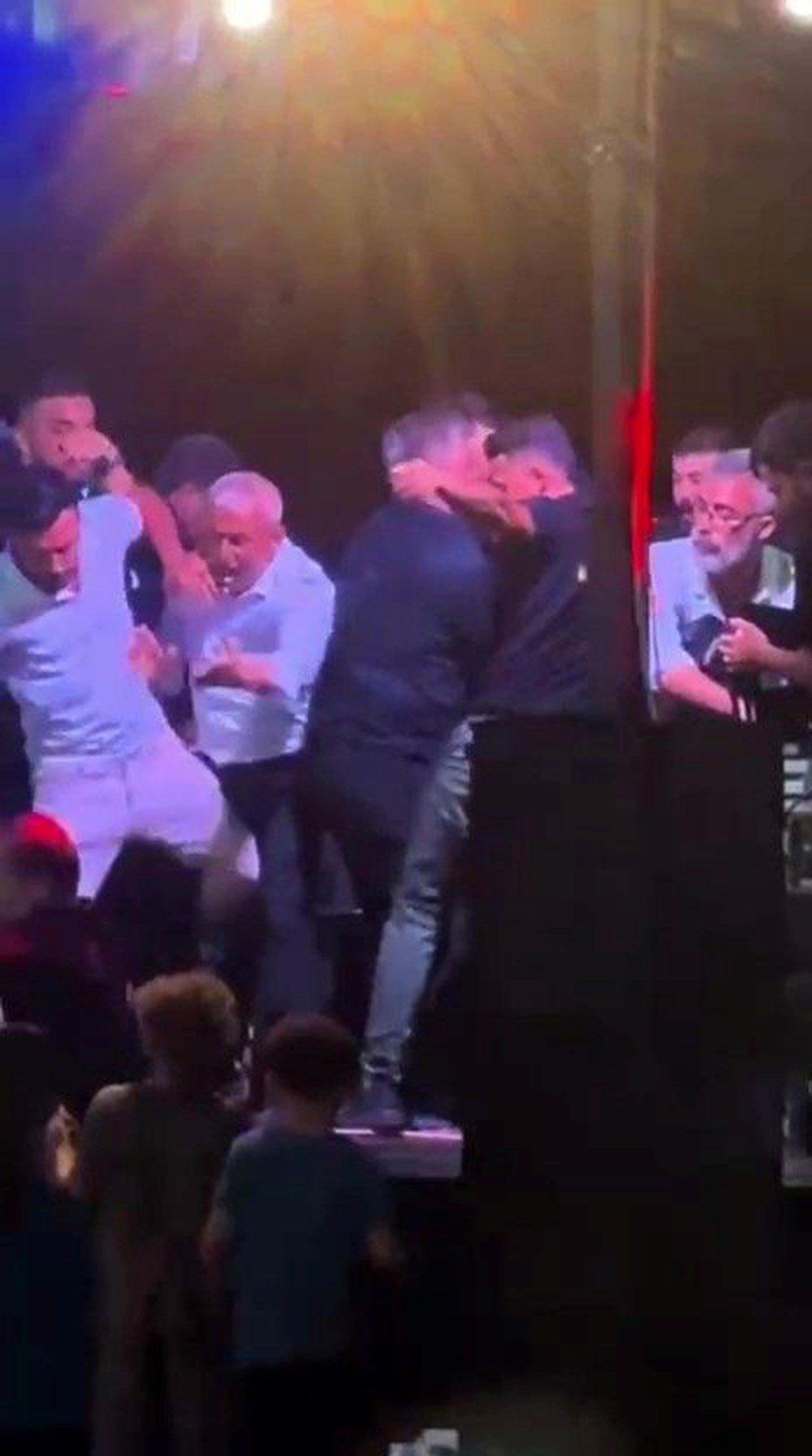 Düğünde halay başı kavgası | Kadın şarkıcıya saldırdı: "On parmağı birden boğazımdaydı" - 2