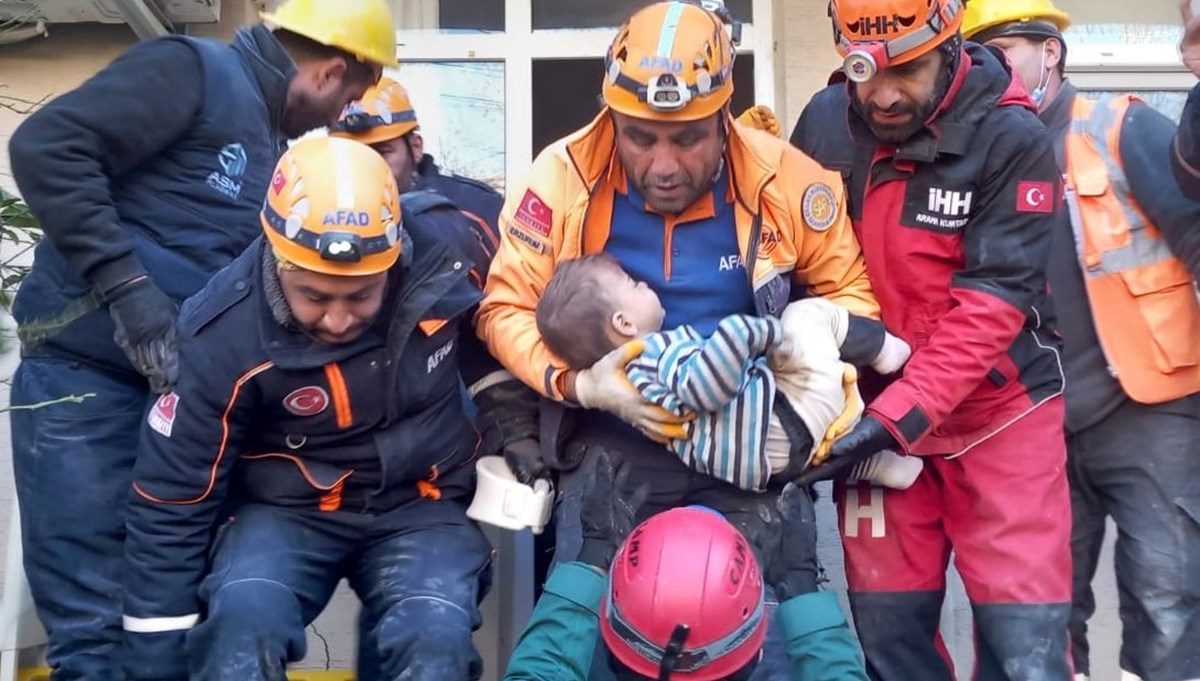Hatay'da 2 yaşındaki çocuk 79 saat sonra kurtarıldı Hatay'da 2 yaşındaki çocuk 79 saat sonra kurtarıldı