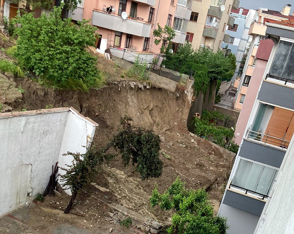 Ankara'da istinat duvarı çöktü: 5 bina tahliye edildi - 2