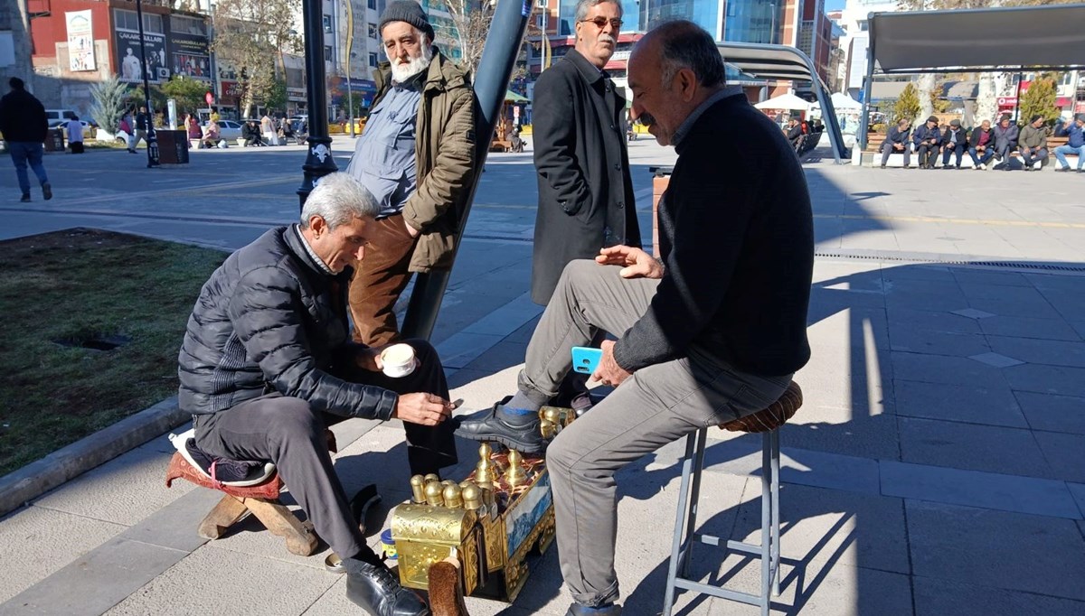 Geçim mücadelesi ve azmiyle takdir topluyor: 35 yıldır parasını böyle kazanıyor