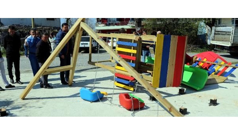 Seçilemeyen muhtar çocuk parkını yıktı