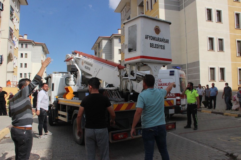 5 katlı binada çıkan yangında can pazarı yaşandı - 2