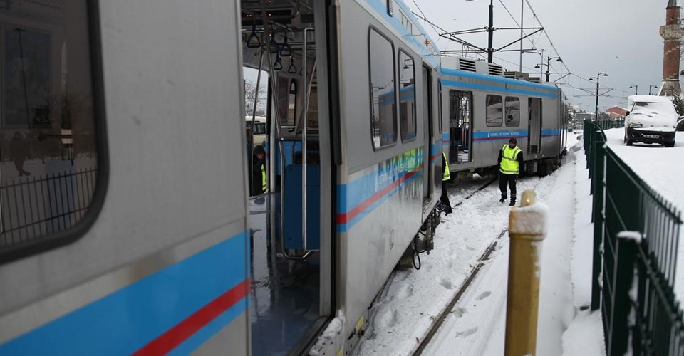 İstanbul'da tramvay kar nedeniyle raydan çıktı - 1
