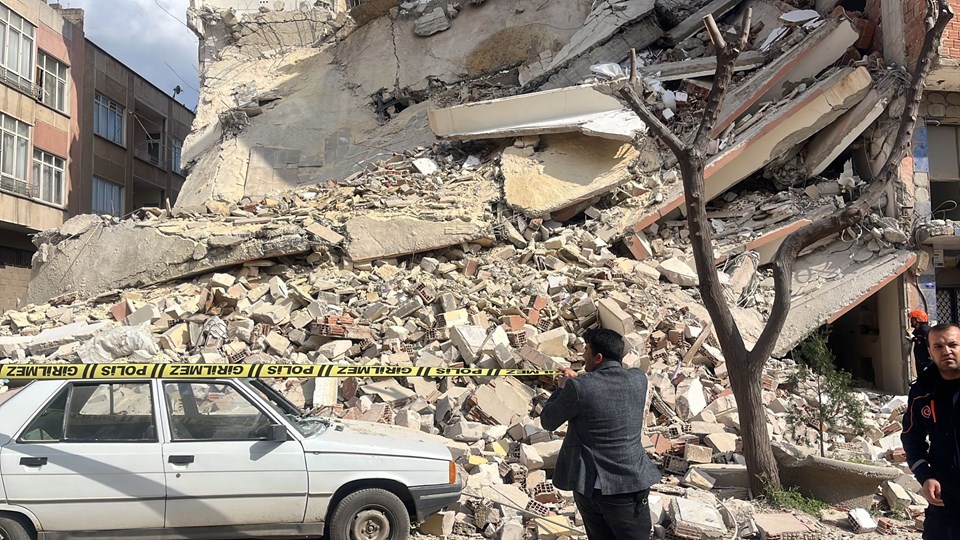 Kilis'te ağır hasarlı 5 katlı bina çöktü - 1