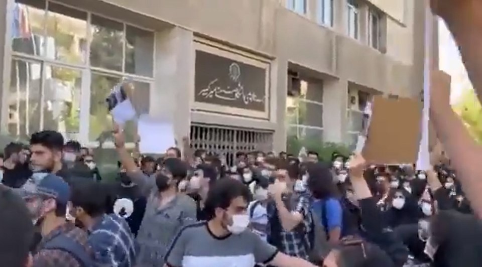 İran'da gözaltına alınan genç kadının ölmesi üzerine başlayan gösteriler sürüyor - 1