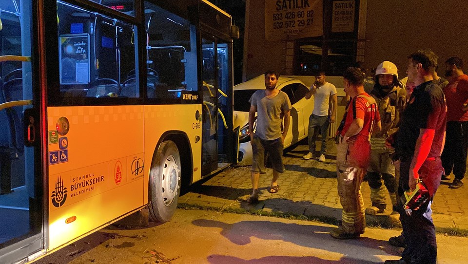 Ehliyetsiz görevli İETT otobüsüyle sokağa daldı: Bir otomobil hurdaya döndü - 1