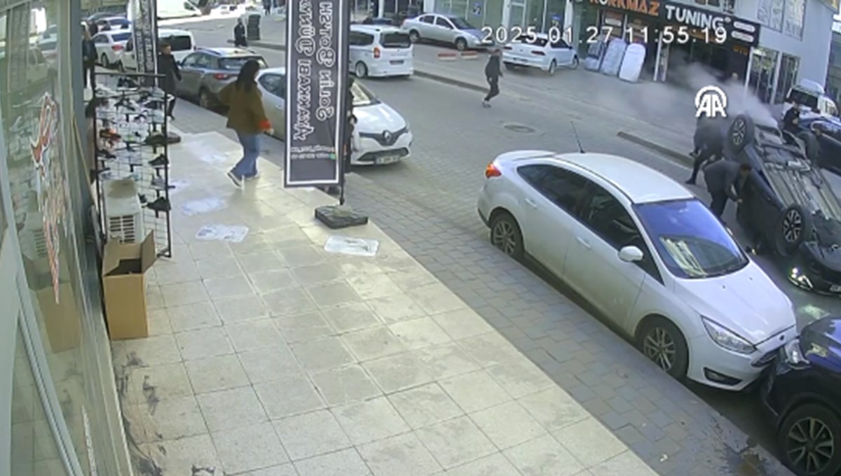 Park halindeki araca çarptı, takla atan arabadan böyle çıkarıldı Park halindeki araca çarptı, takla atan arabadan böyle çıkarıldı