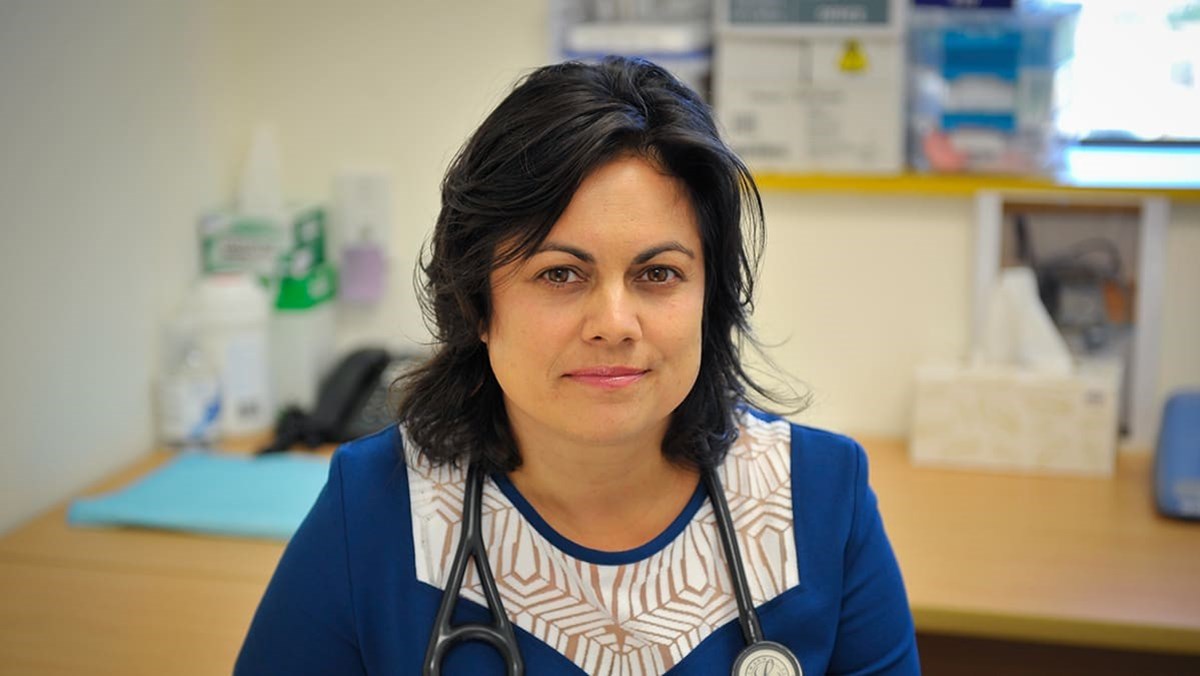 Yeni Zelanda Sağlık Bakanı Yardımcısı Dr. Ayesha Verrall, Gençlerin sigaraya asla başlamamasını sağlamak istiyoruz dedi.