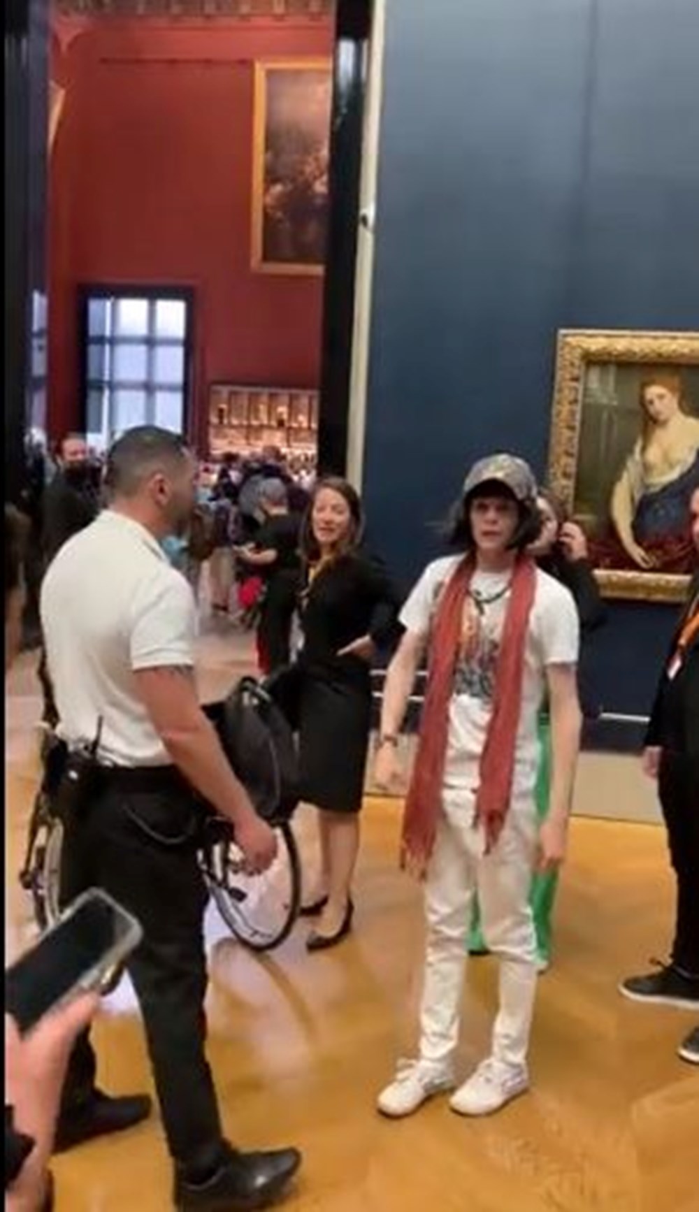 Louvre Müzesi'ndeki Mona Lisa tablosuna pastalı saldırı - 2