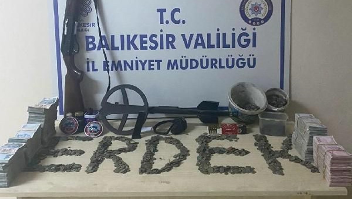 Erdek'te tarihi eser operasyonu: 3 bin 882 sikke ele geçirildi Erdek'te tarihi eser operasyonu: 3 bin 882 sikke ele geçirildi