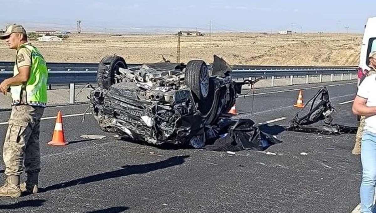 Diyarbakır'da lastiği patlayan otomobil takla attı: 3 ölü