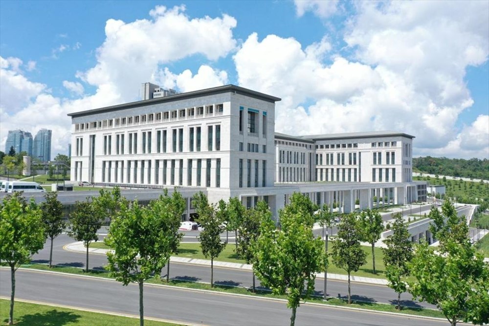 <p>Ankara'daki "KALE" adlı binaya benzer şekilde yatay bir mimari ile inşa edilen binada, kompartımantasyon ve koordinasyon dengesi azami düzeyde gözetilerek ortak çalışmalar amacıyla çok sayıda toplantı salonu tasarlandı. </p>