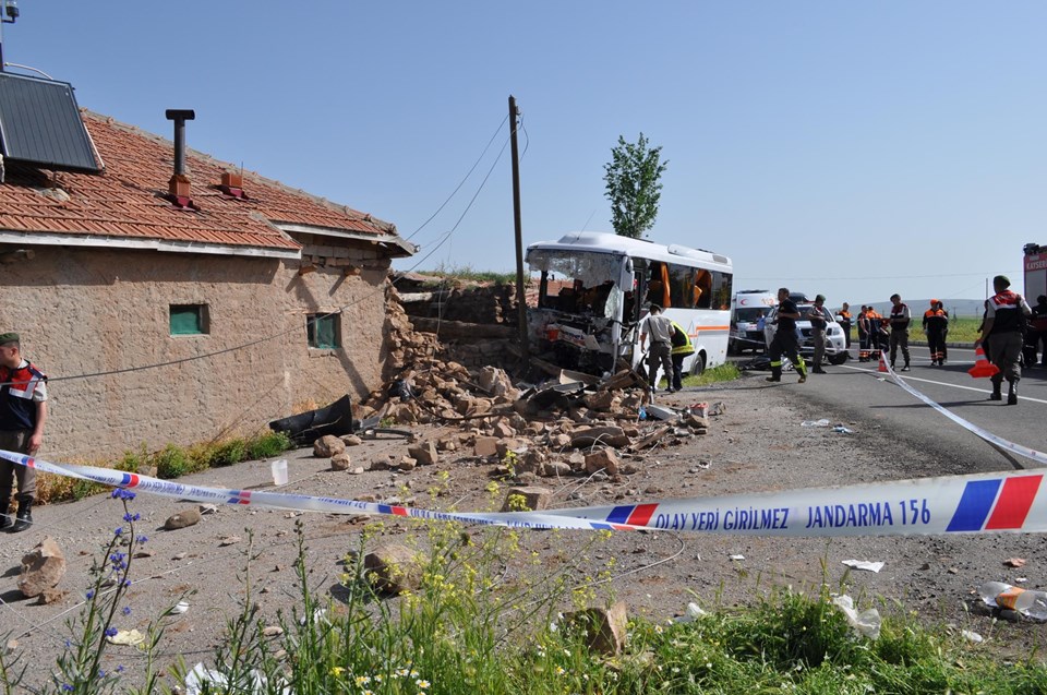 Kapadokya'ya giden öğrenci midibüsü duvara çarptı: 1 ölü - 1
