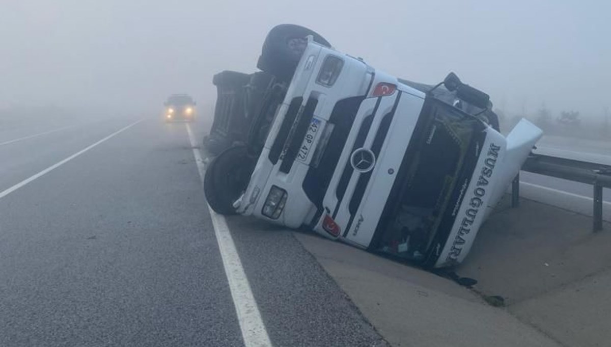 Toz şeker yüklü TIR refüje girerek devrildi