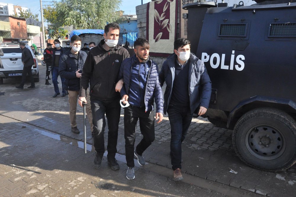 Diyarbakır'da kısıtlama gününde ortalık savaş alanına döndü: 20 yaralı - 8