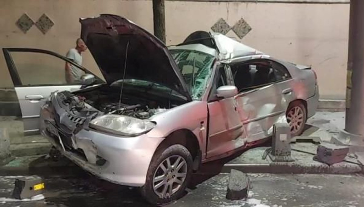 Otomobil aydınlatma direğine çarptı: 1 yaralı Otomobil aydınlatma direğine çarptı: 1 yaralı
