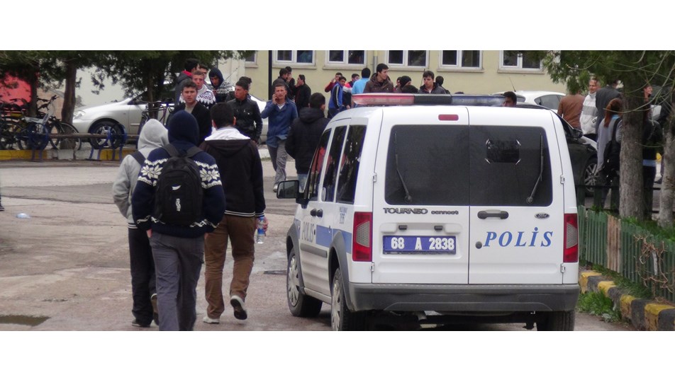 Okul bahçesinde tüfekle ateş açtı