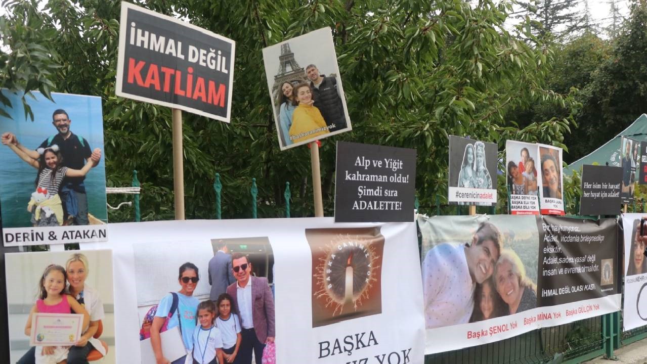 Kartalkaya otel yangınında hayatını kaybedenlerin resimleri duruşma salonunun dışına asıldı.