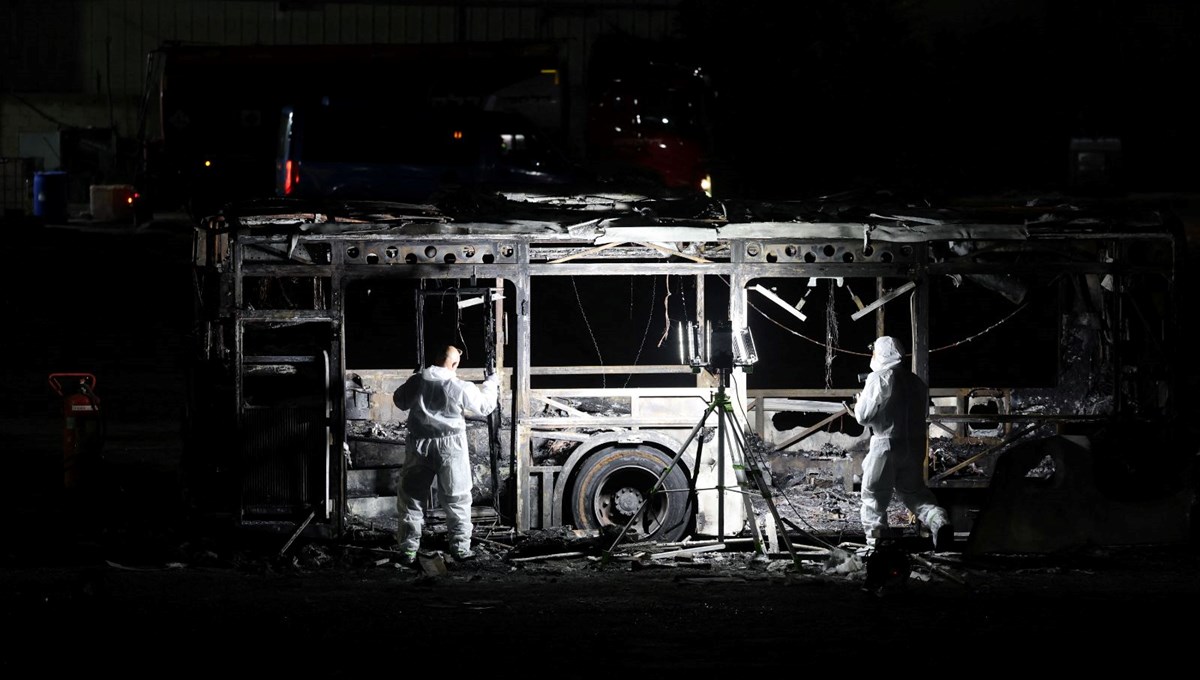 Tel Aviv'de zaman ayarlı saldırı: Otobüsler patladı, hükümet alarma geçti Tel Aviv'de zaman ayarlı saldırı: Otobüsler patladı, hükümet alarma geçti